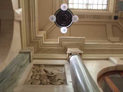 Anche qui colonne e lesene lasciano spazio a una serie di bassorilievi in marmo di Carrara. Opera di Giovanni Remuzzi, raffigurano momenti di lavoro e allegorie...
